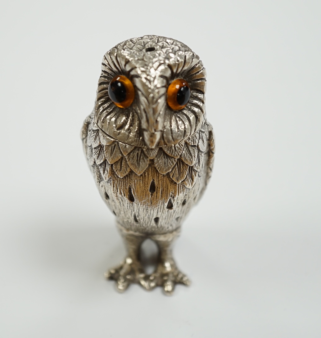 An Elizabeth II novelty silver condiment, modelled as an owl, Lowe & Son, Chester, 1959, 73mm.